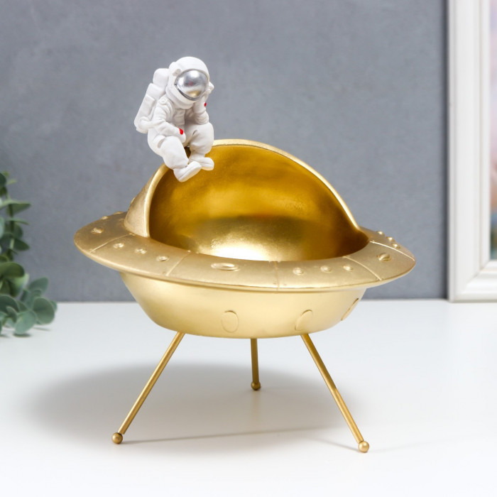 Сувенир полистоун подставка "Космонавт и золотой инопланетный корабль"